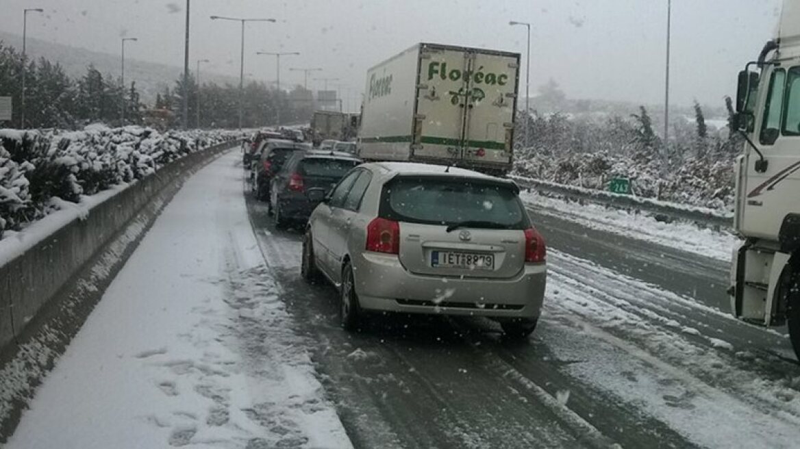 Dozens of cars got stuck on Athens – Thessaloniki highway due to snowfall