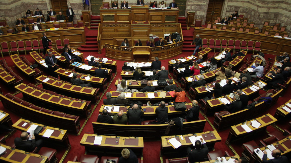 Σε ΝΔ και ΠΑΣΟΚ τα ρίχνει η κυβέρνηση για τα αναδρομικά στους συνταξιούχους βουλευτές