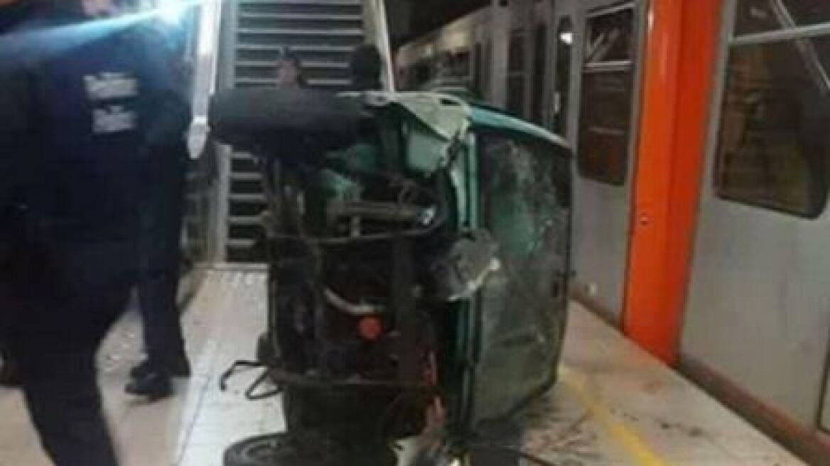 Απίστευτο... Νεαροί «πετούν» αυτοκίνητο μέσα στο μετρό από τις σκάλες