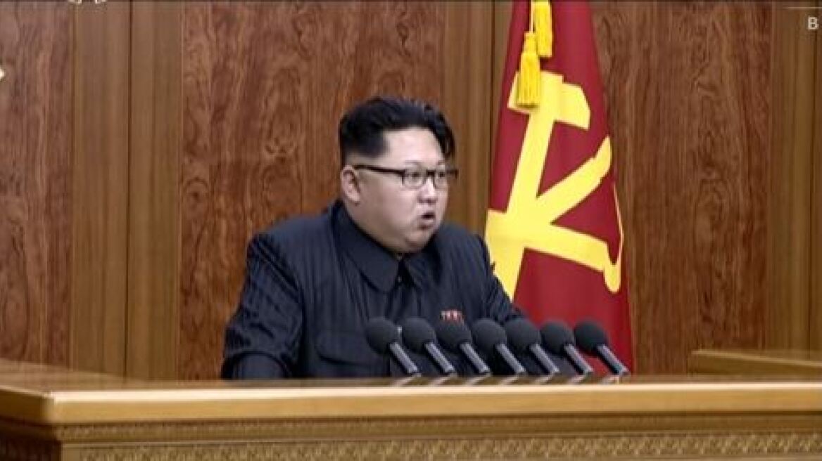 Βίντεο: «Αόρατα χειροκροτήματα» αποθέωσαν τον Κιμ Γιονγκ Ουν στο πρωτοχρονιάτικο διάγγελμα
