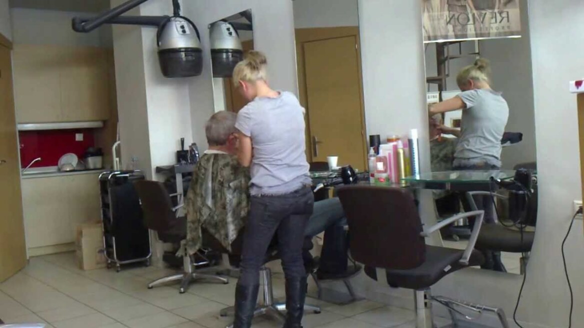 Οι Βρετανοί έφτασαν να μας κατηγορούν και για τους κομμωτές!