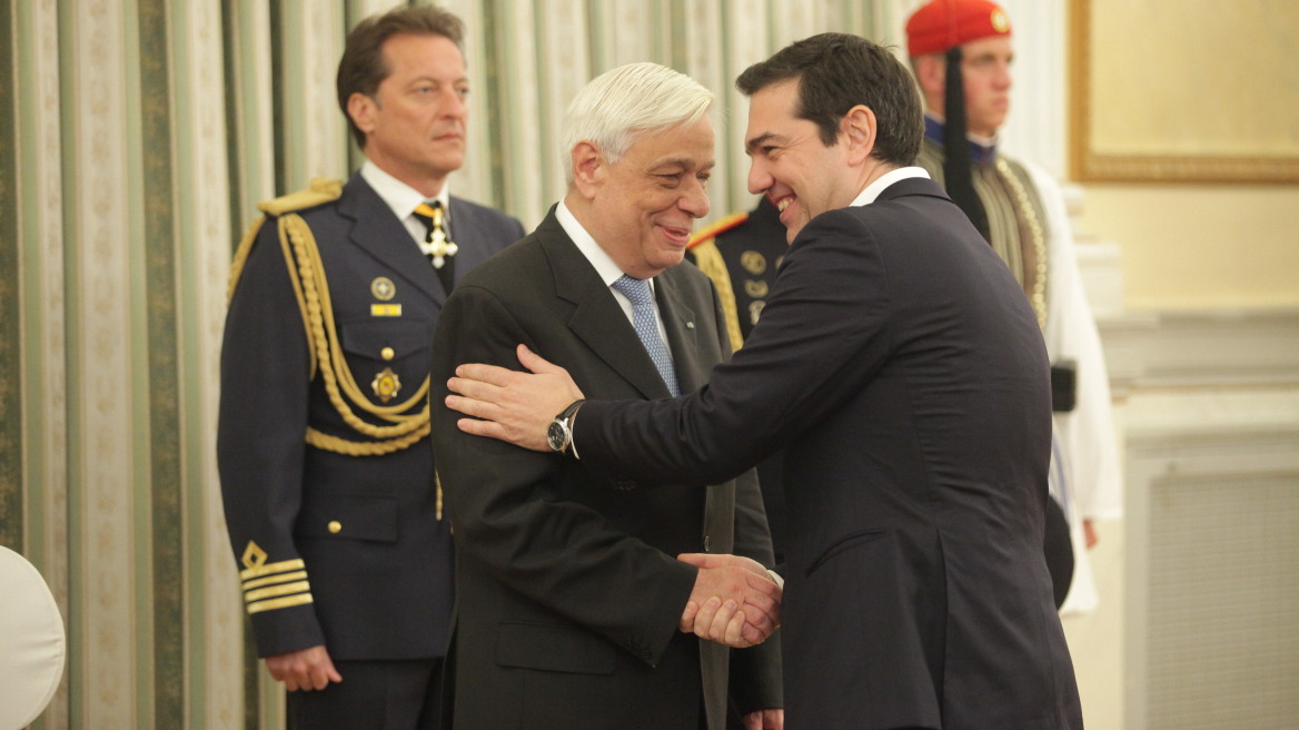 Παυλόπουλος σε Τσίπρα: Του χρόνου με γραβάτα γιατί θα έχουμε βγει απ' το μνημόνιο