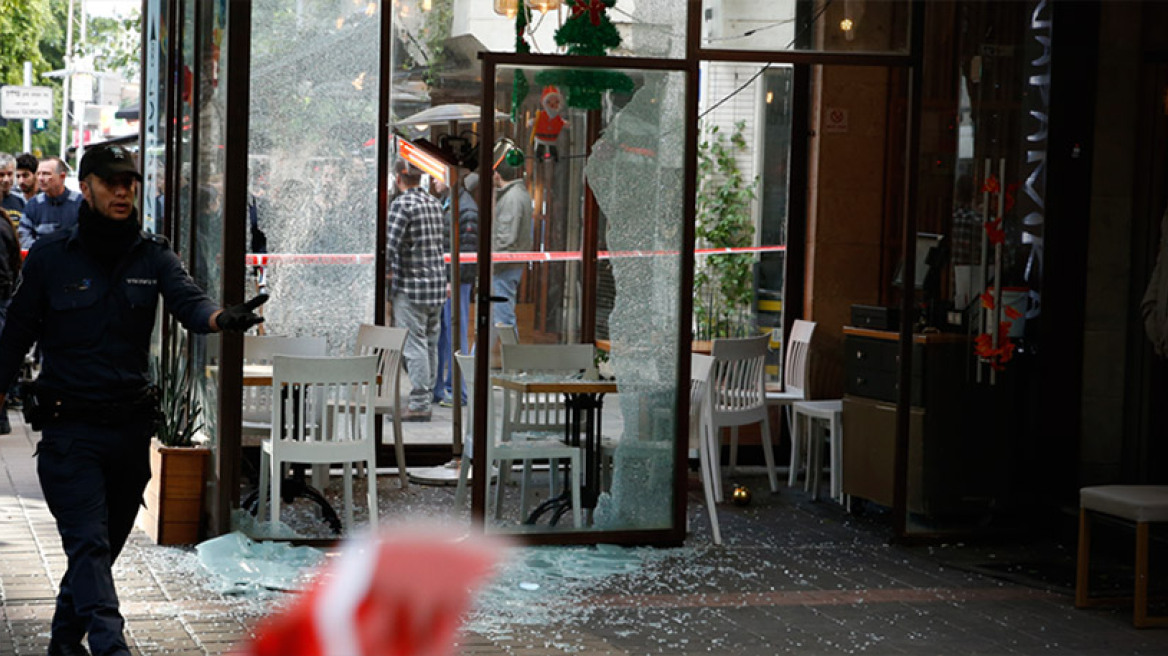 Βίντεο-σοκ: Η στιγμή που άγνωστος γαζώνει θαμώνες σε καφέ του Τελ Αβίβ