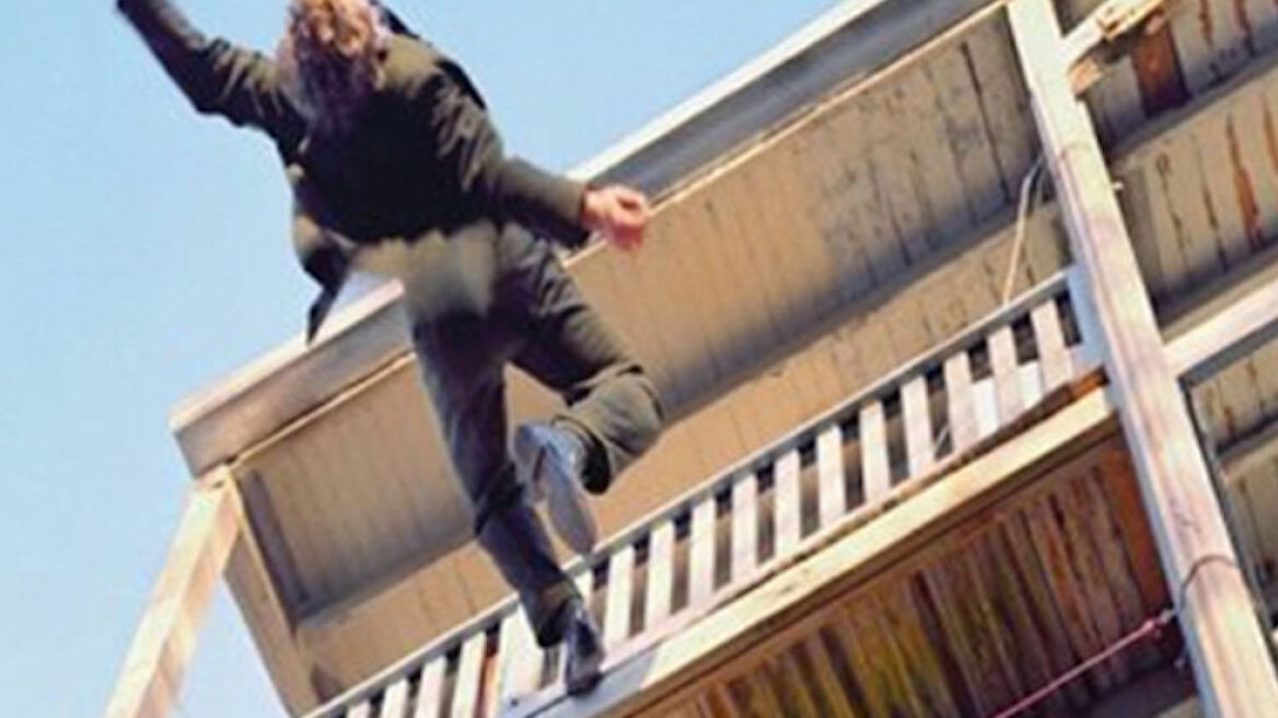 Ηλεία: Μέθυσε και έπεσε από μπαλκόνι αλλά σώθηκε!