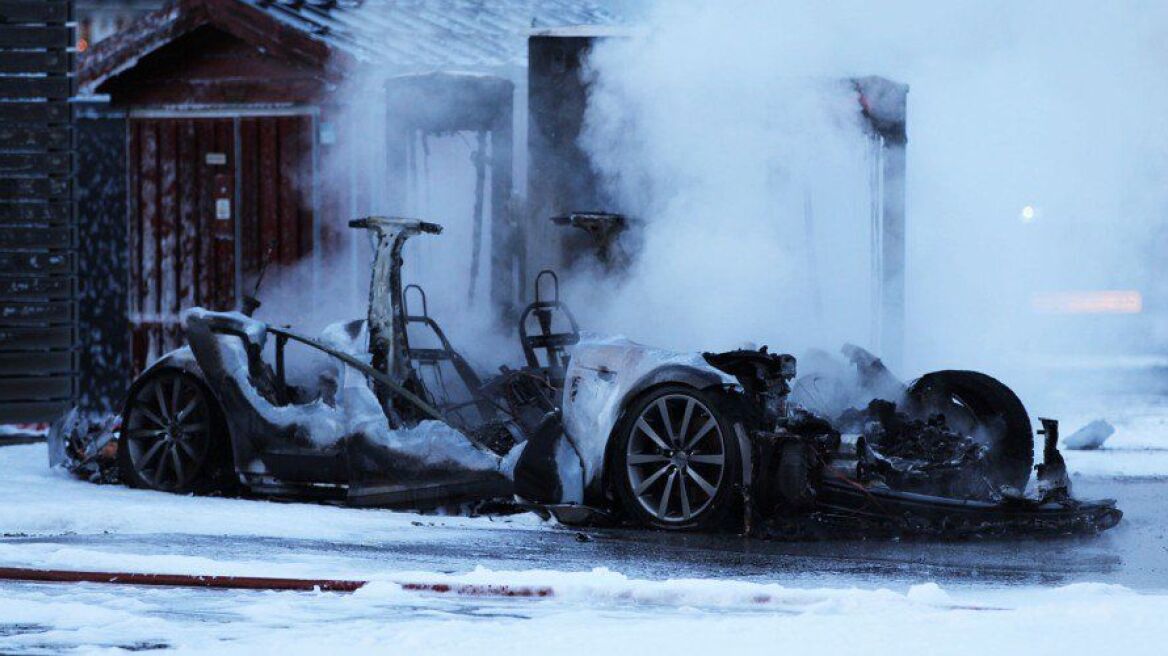 Στάχτη έγινε το Tesla Model S
