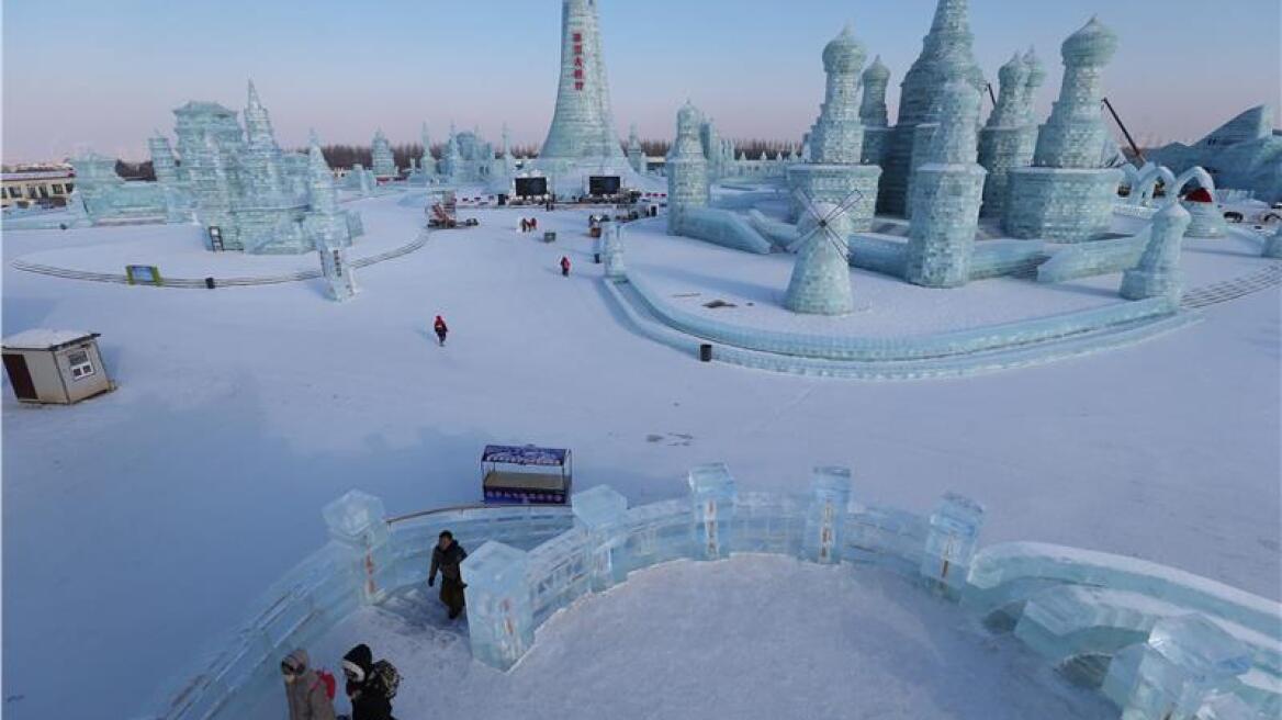 The frozen city gets ready (pics)