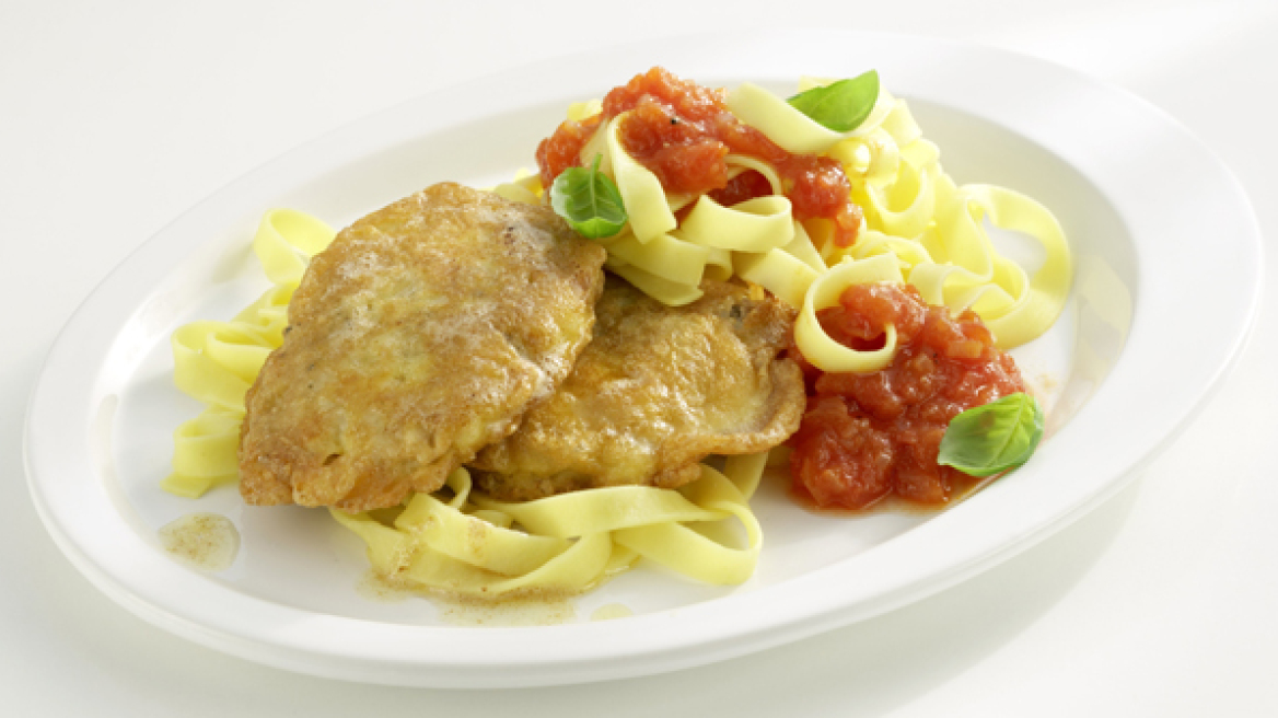 Σκαλοπίνια με σάλτσα ντομάτας πιτσαϊόλα και ζυμαρικά