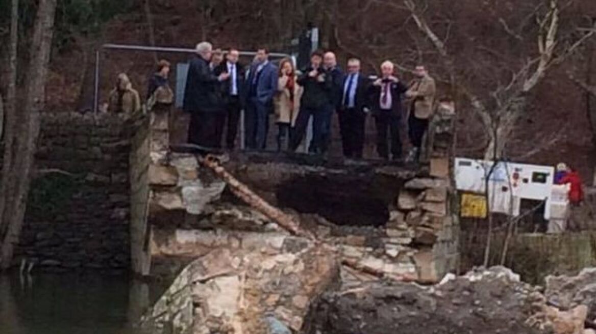 Βρετανία: Υπουργοί πήγαν να δουν τους πλημμυροπαθείς... από την λάθος πλευρά της γέφυρας!