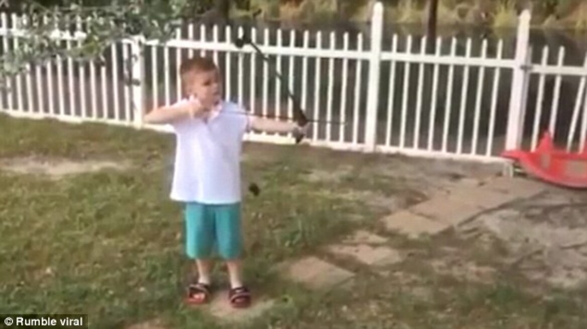 Βίντεο: Έβγαλε το δόντι του με... βέλος!