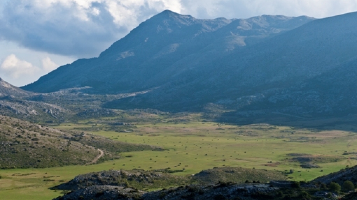 Fly above Mount Psiloritis (vid)