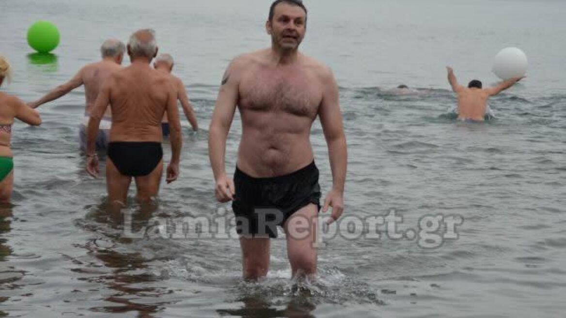 Βίντεο: Βούτηξε με το εσώρουχο στη θάλασσα ο Απόστολος Γκλέτσος