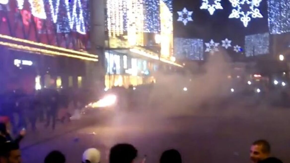 Βίντεο: «Πόλεμος» με βεγγαλικά στο κέντρο της Φρανκφούρτης