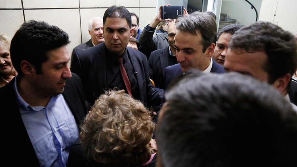 «Νάτος, νάτος, ο πρωθυπουργός!»: Το πανηγυρικό κλίμα στο επιτελείο Μητσοτάκη σε πολλά κλικ