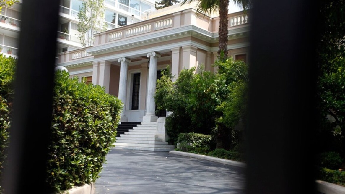 Κυβέρνηση: Νεοφιλελεύθερος και από «τζάκι» ο Μητσοτάκης