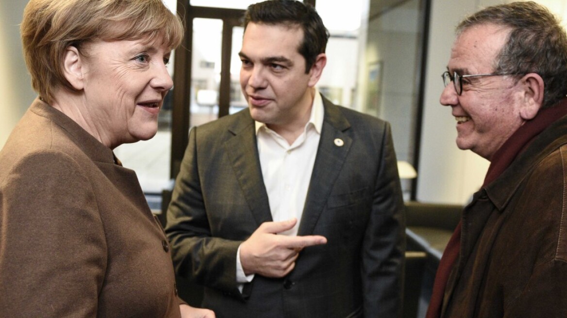 Ο Μουζάλας εξυμνεί την Μέρκελ για το προσφυγικό!