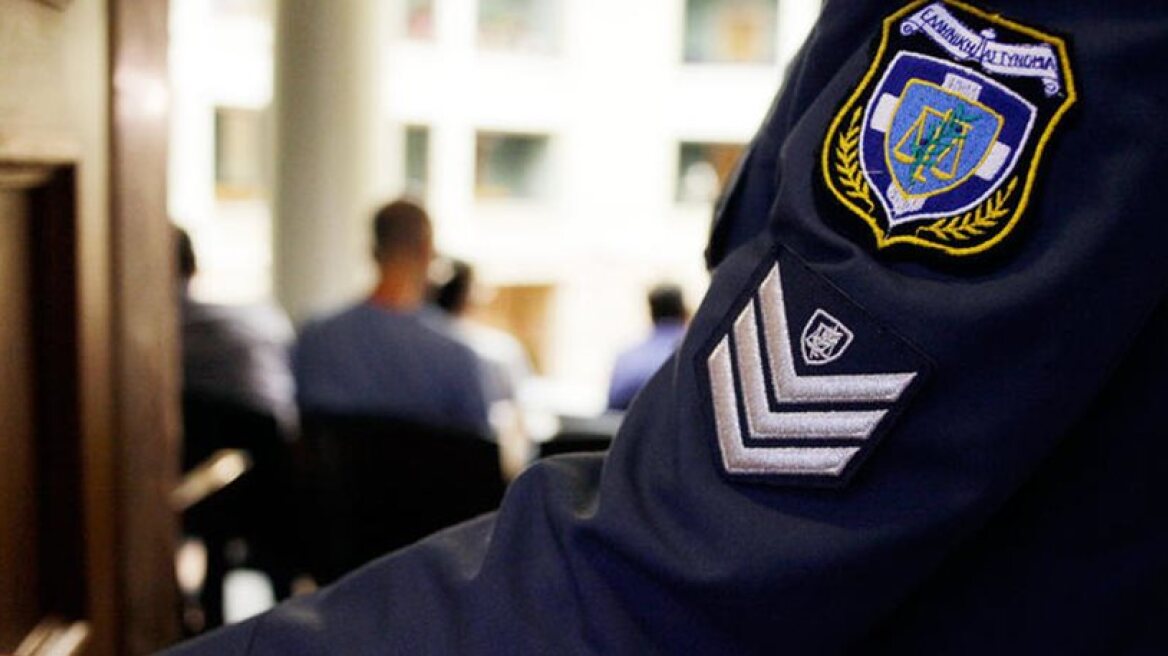 Με αστυνομική στολή ξανά η φρουρά της Βουλής
