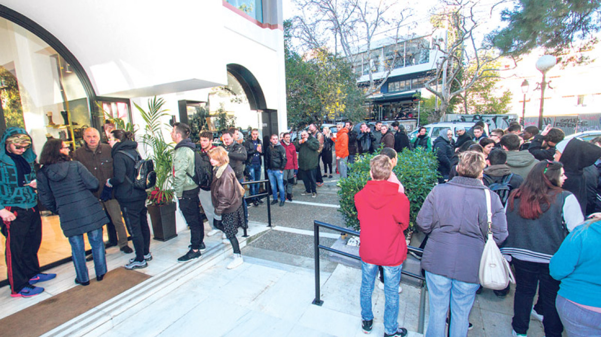 Φρενίτιδα στην Κηφισιά για τα σνίκερ του Κάνιε Γουέστ