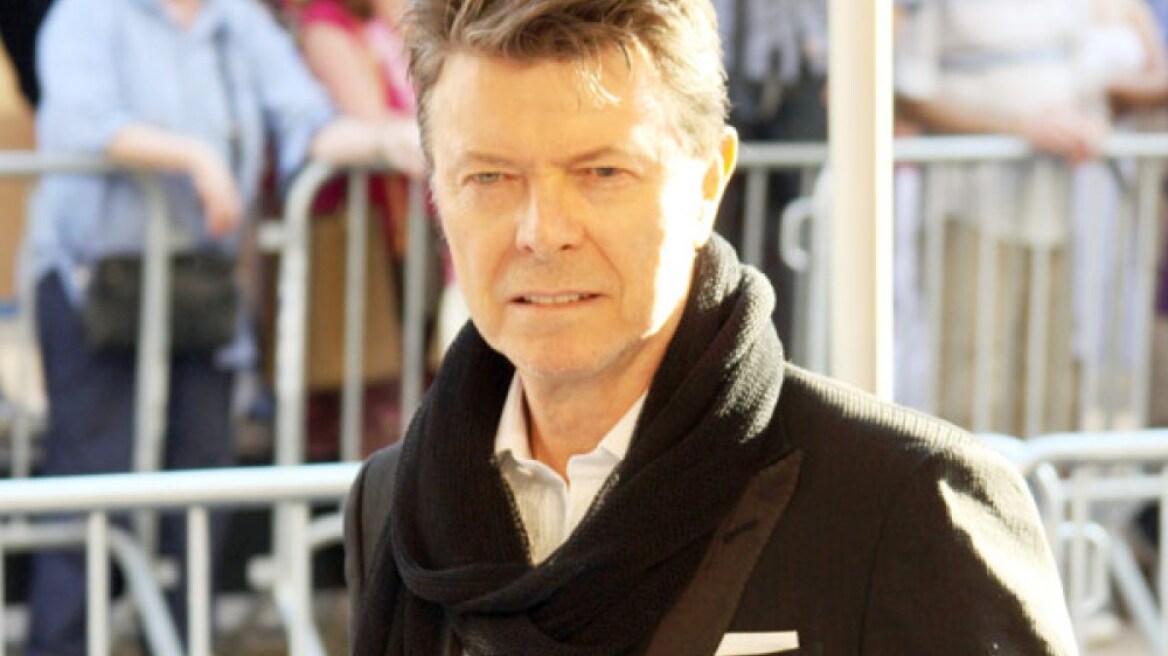 Ο David Bowie και οι... ελληνικές εφημερίδες που είχε μαζί του