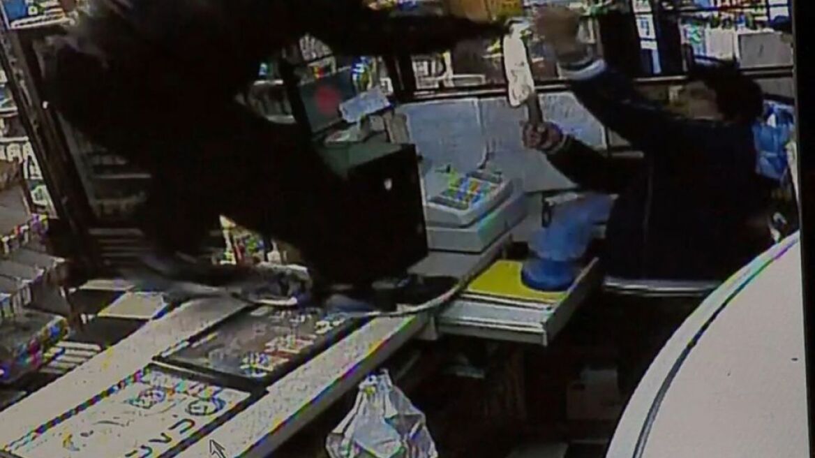 Βίντεο: Σαν... σαμουράι πάλεψαν με μαχαίρια υπάλληλος και ληστής