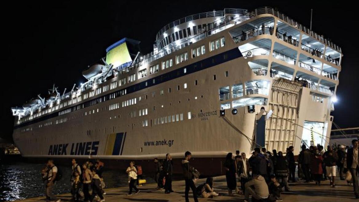 Ακόμη τρία πλοία με μετανάστες στο λιμάνι του Πειραιά