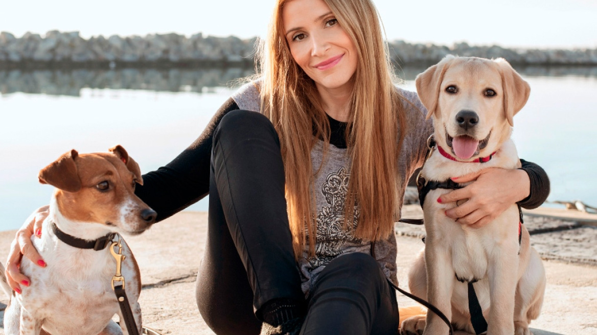 Ένας σκύλος - οδηγός για την Ασπασία