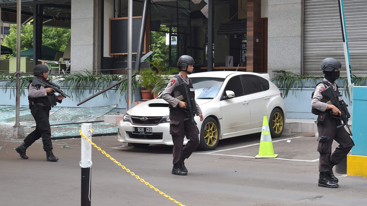 Συνελήφθησαν τρεις ύποπτοι για τις επιθέσεις στην Τζακάρτα