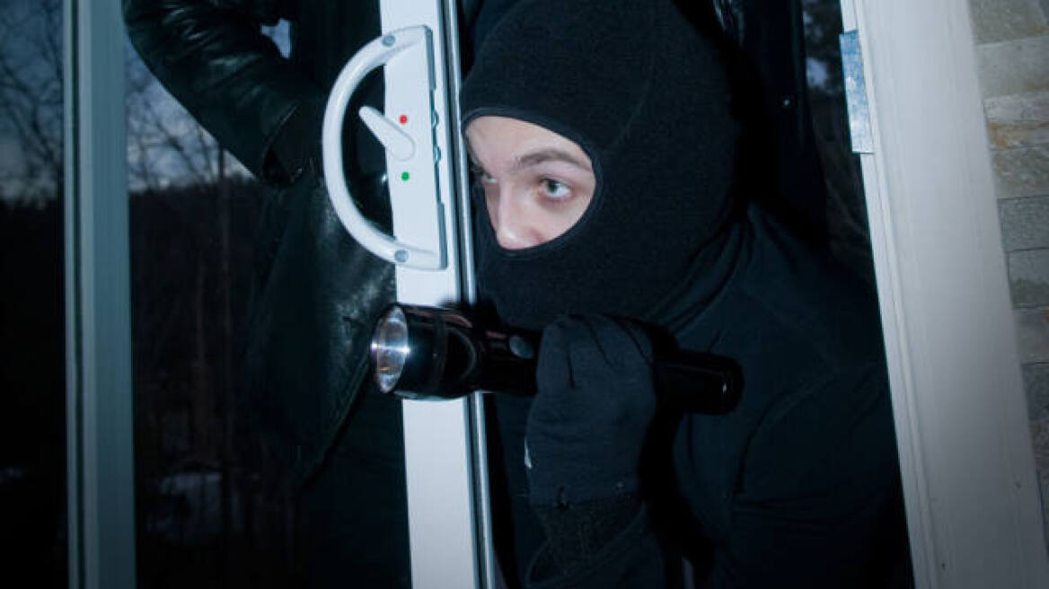 Αγρίνιο: Ο ένας φύλαγε τσίλιες και ο άλλος έκανε διαρρήξεις