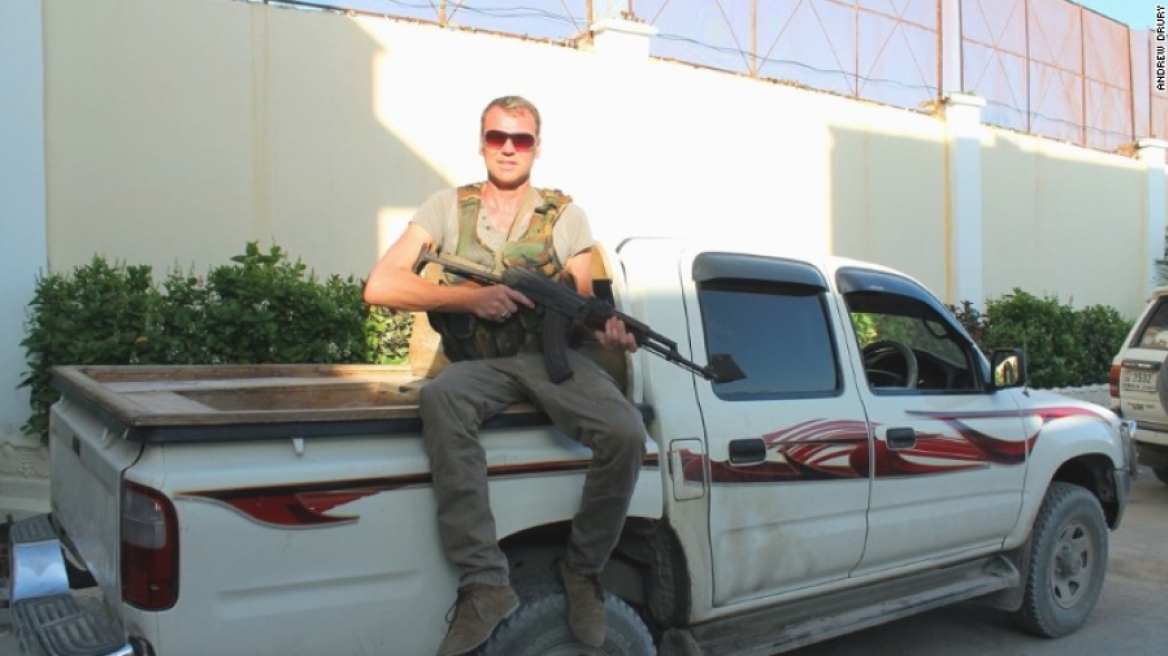 Ο άνθρωπος που κάνει διακοπές σε... εμπόλεμες ζώνες