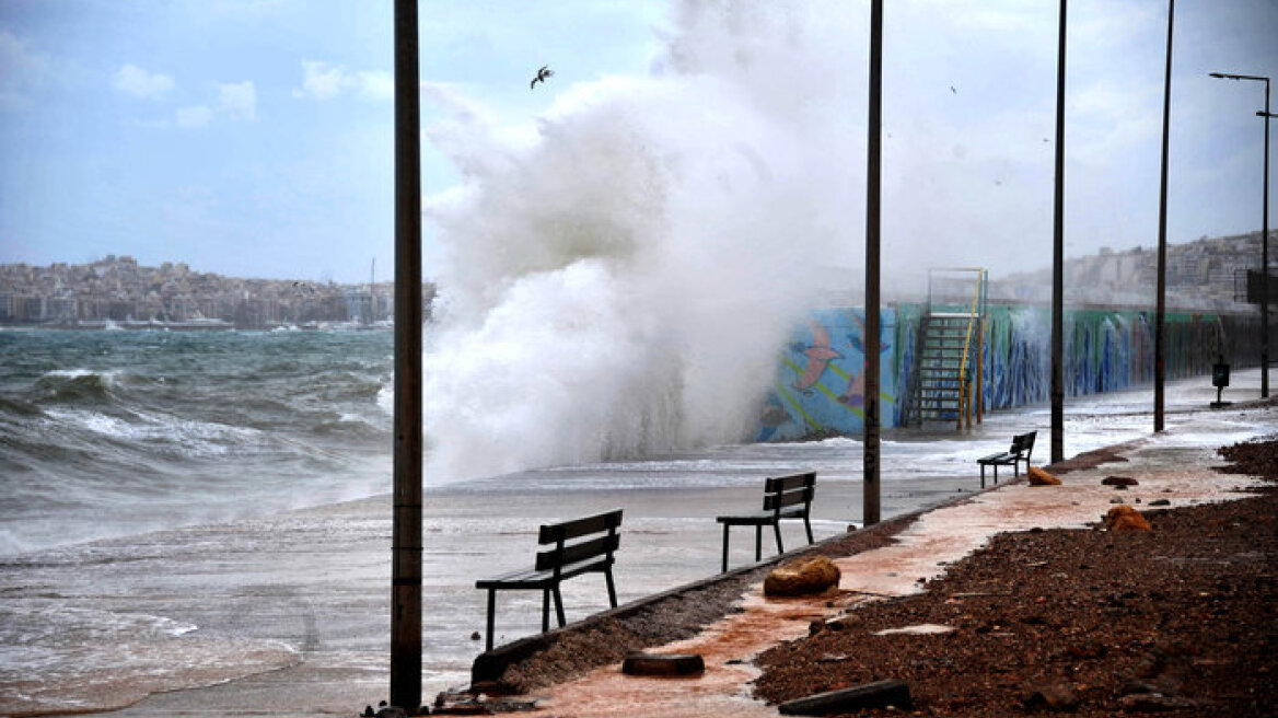Φωτογραφίες: «Πνίγηκε» το Φάληρο από τους ισχυρούς ανέμους