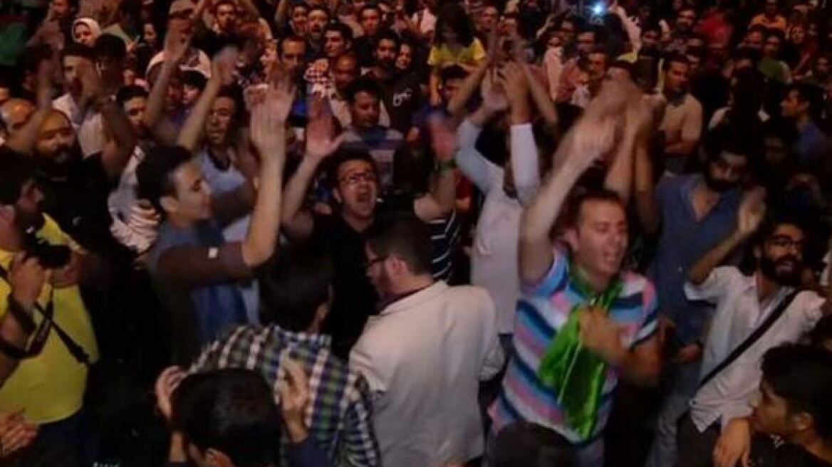 Χιλιάδες Ιρανοί γιόρτασαν στους δρόμους την άρση των διεθνών κυρώσεων
