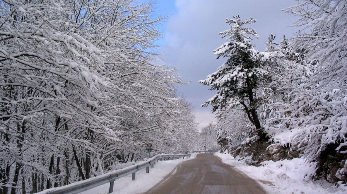 Περιορίζονται έως αύριο το μεσημέρι οι χιονοπτώσεις, παραμένει ο ισχυρός παγετός