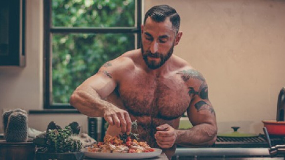 Ο πιο hot μάγειρας του διαδικτύου μαγειρεύει… γυμνός!