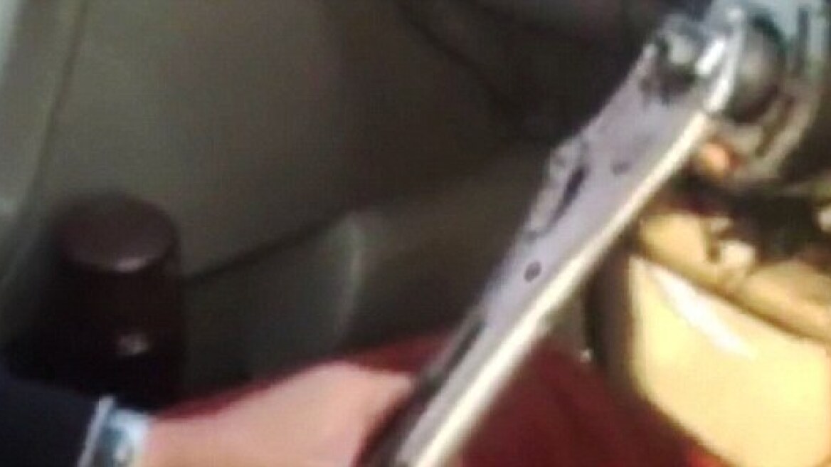 Βίντεο: Ταξιτζής οδηγάει αυτοκίνητο με... κάβουρα!