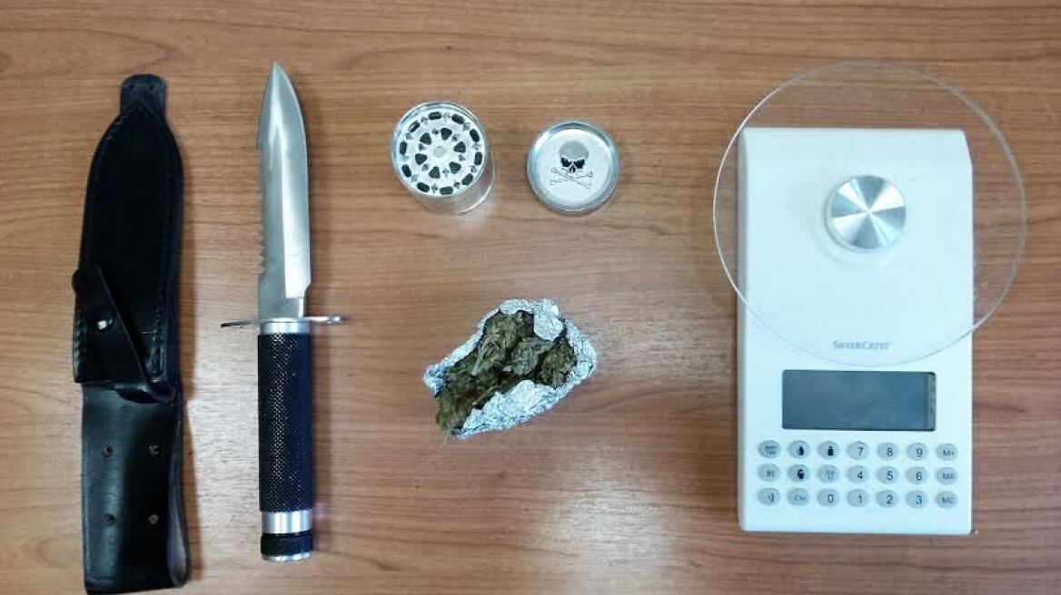 Μαζί με τα ναρκωτικά είχε και μαχαίρι