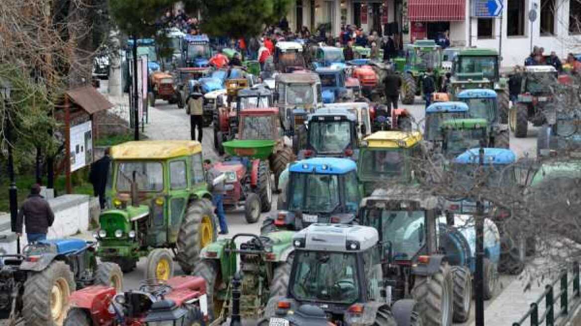 Αγρότες έκλεισαν με τρακτέρ την εθνική οδό Άρτας-Αθήνας