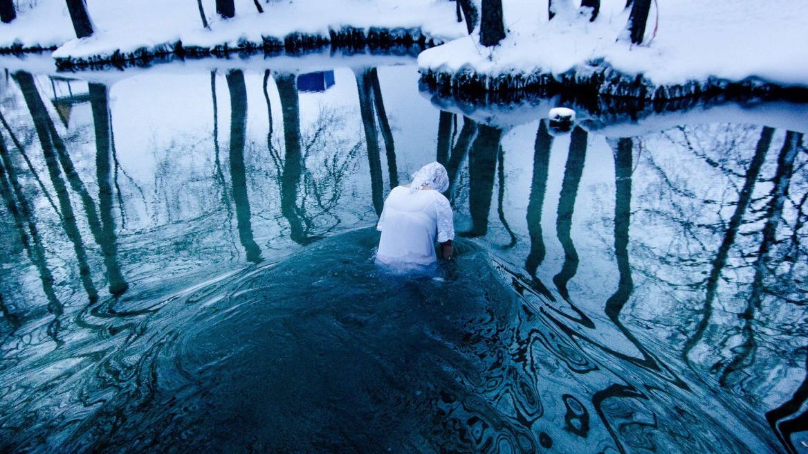 Φωτογραφίες: Οι Ρώσοι Ορθόδοξοι γιόρτασαν τα Φώτα με βουτιές στον πάγο
