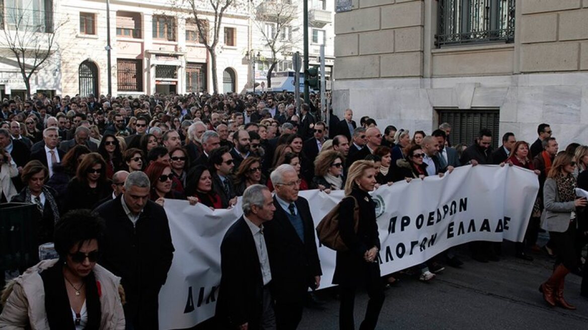 Self-employed professions take to streets - again - over social security reform