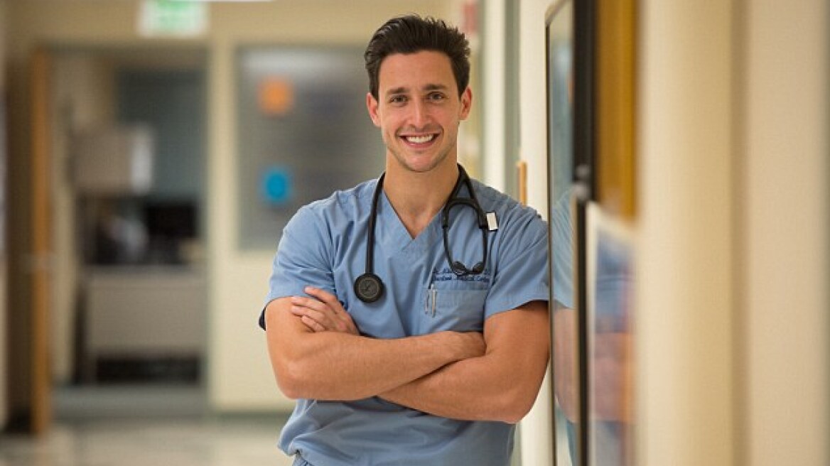 Ο πιο όμορφος γιατρός στον κόσμο βγαίνει ραντεβού για φιλανθρωπικούς σκοπούς