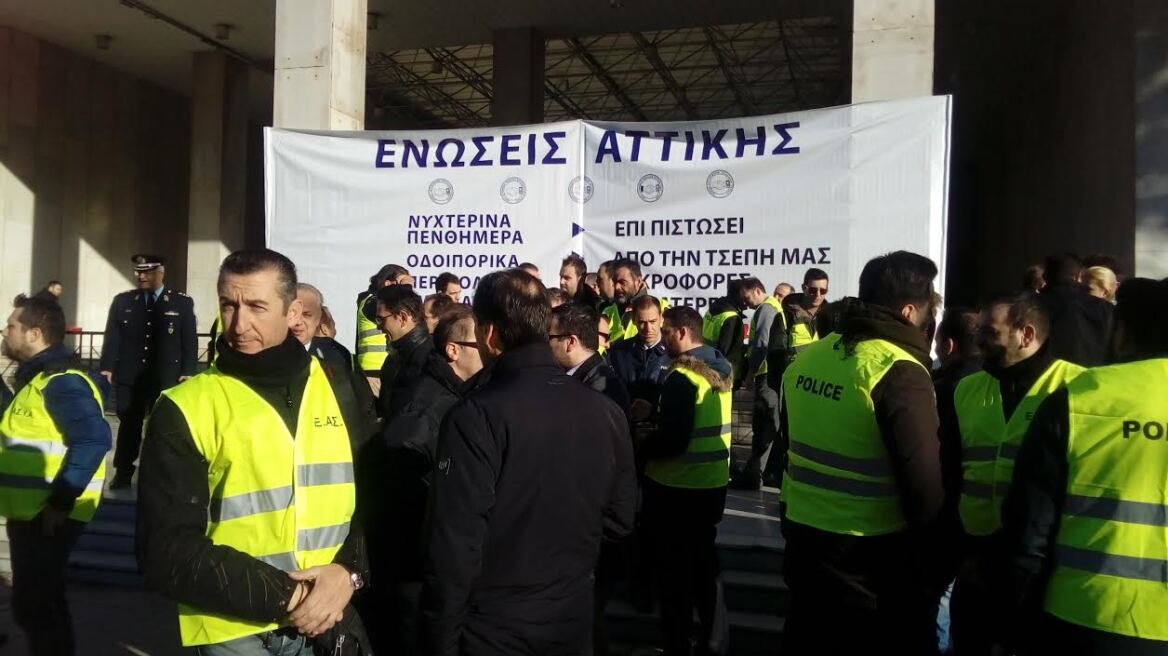 Διαμαρτυρία αστυνομικών στη ΓΑΔΑ για την καθαριότητα 
