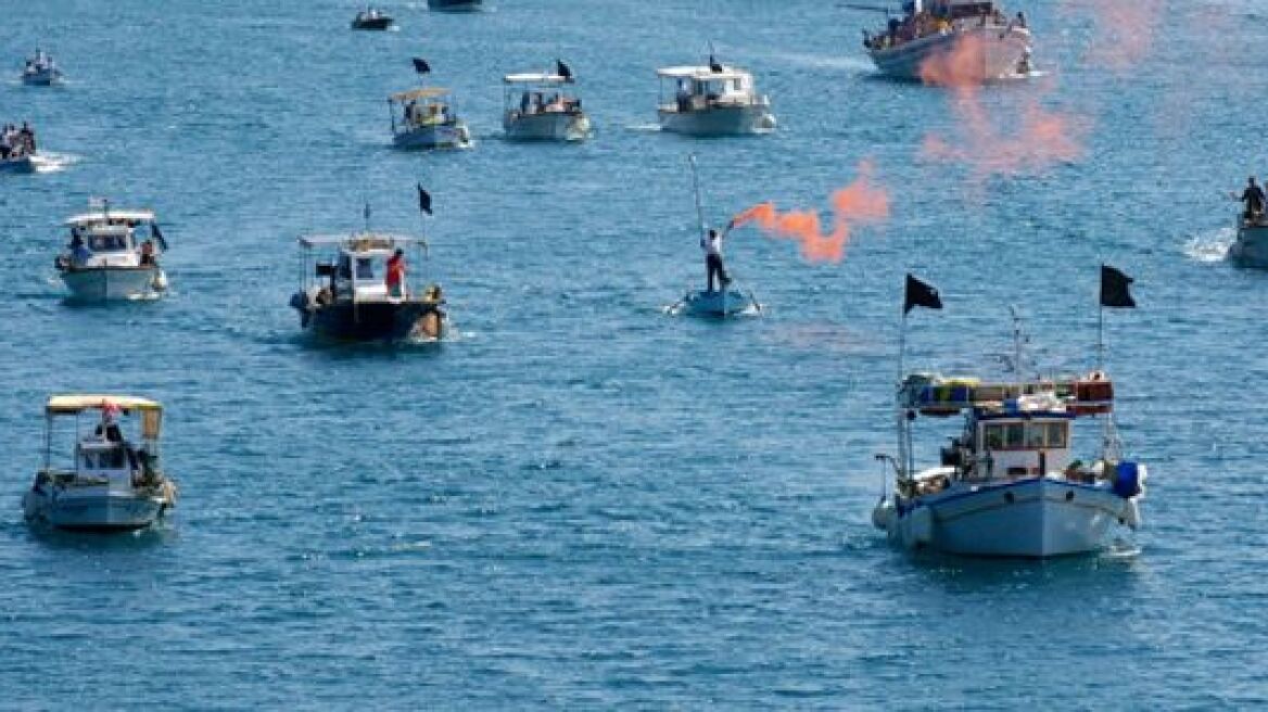 Κλείνουν με καΐκια το λιμάνι του Βόλου οι αλιείς της Μαγνησίας 