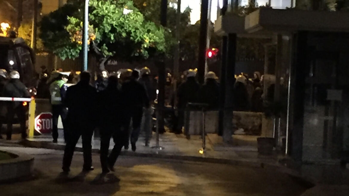 Έξω από τη Βουλή οπαδοί του ΠΑΟ λόγω... Κοντονή 