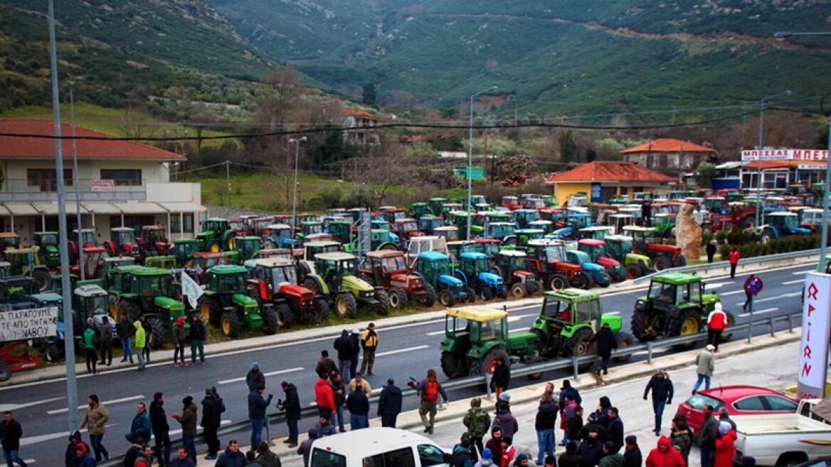 Farmers threaten govt with tractor blockades around Greece