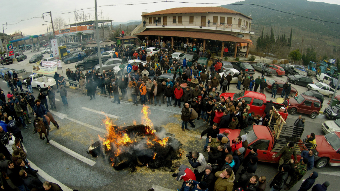 Οι αγρότες κλείνουν ξανά την Τετάρτη τα Τέμπη