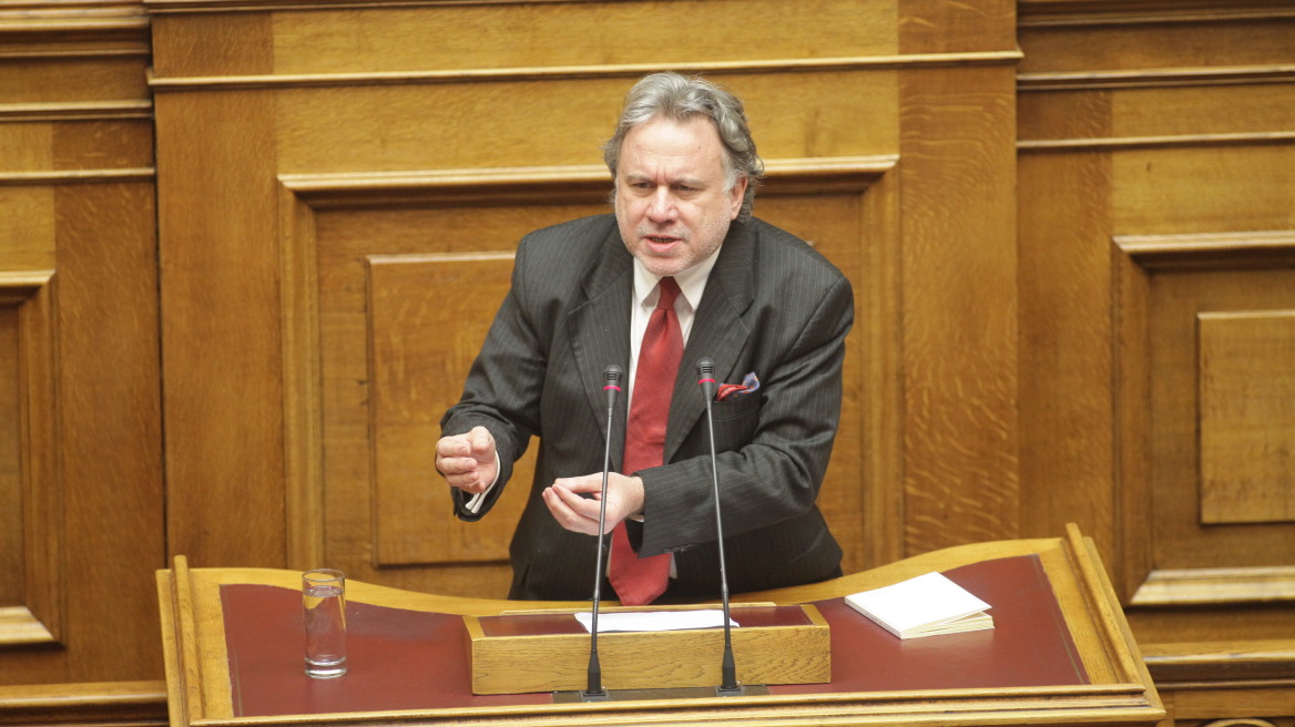 Κατρούγκαλος: Επιβαρύνουμε τους μεσαίους για να ελαφρυνθούν οι αδύναμοι