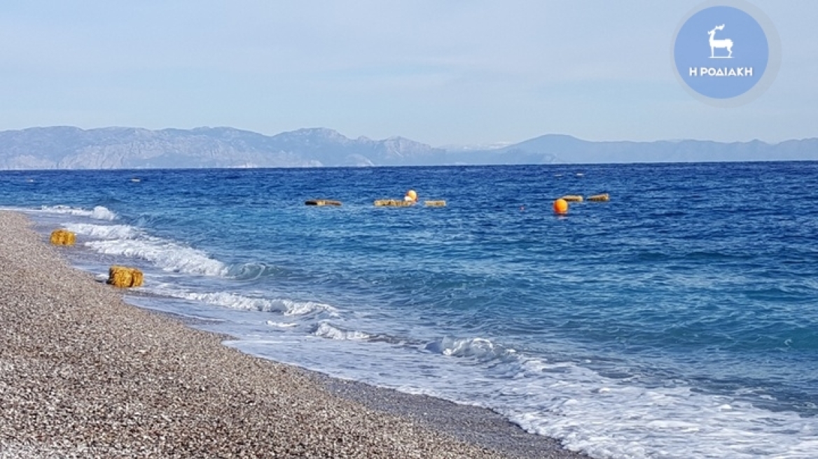 Βίντεο και φωτογραφίες: Με δέματα από άχυρο γέμισε κεντρική παραλία της Ρόδου 