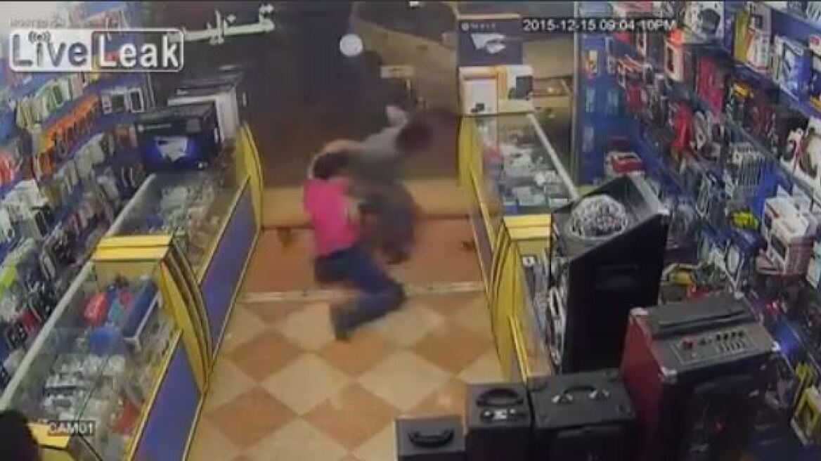 Απίστευτο βίντεο: Πήγε να κλέψει αλλά τον έπιασαν στα πράσα 