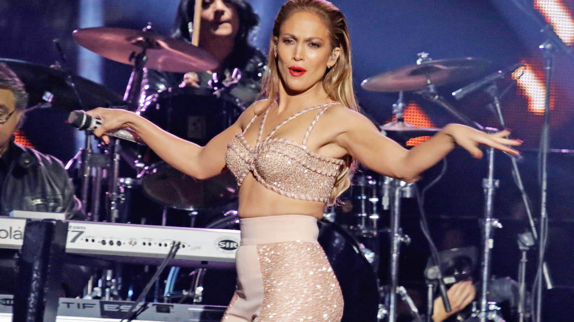 J.Lo’s bodysuit splits across her booty (vid)