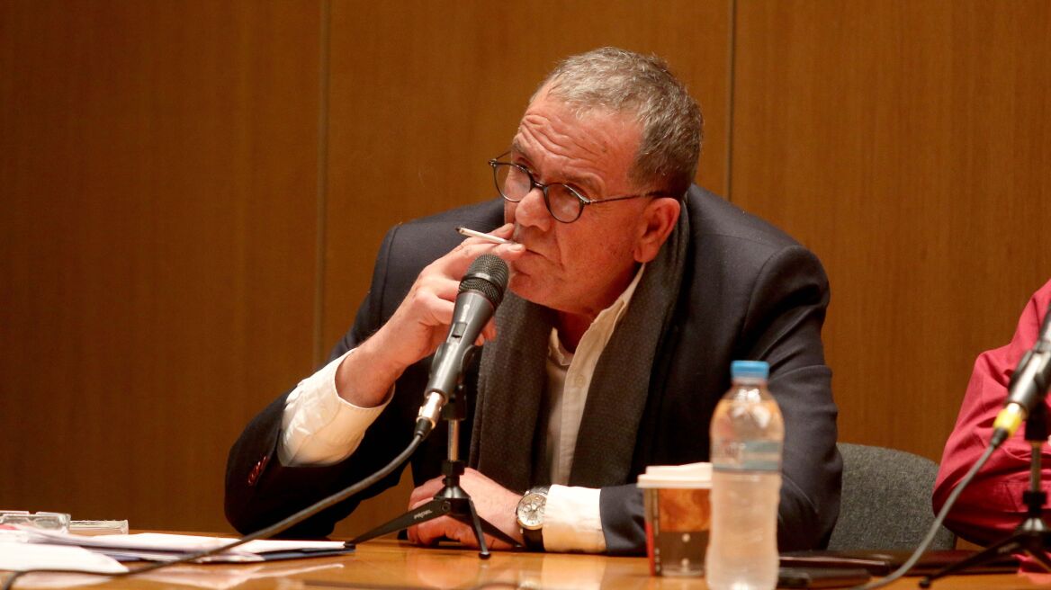 Βίντεο: Διαδηλωτές διέκοψαν ομιλία του Μουζάλα και εκείνος άναψε τσιγάρο 