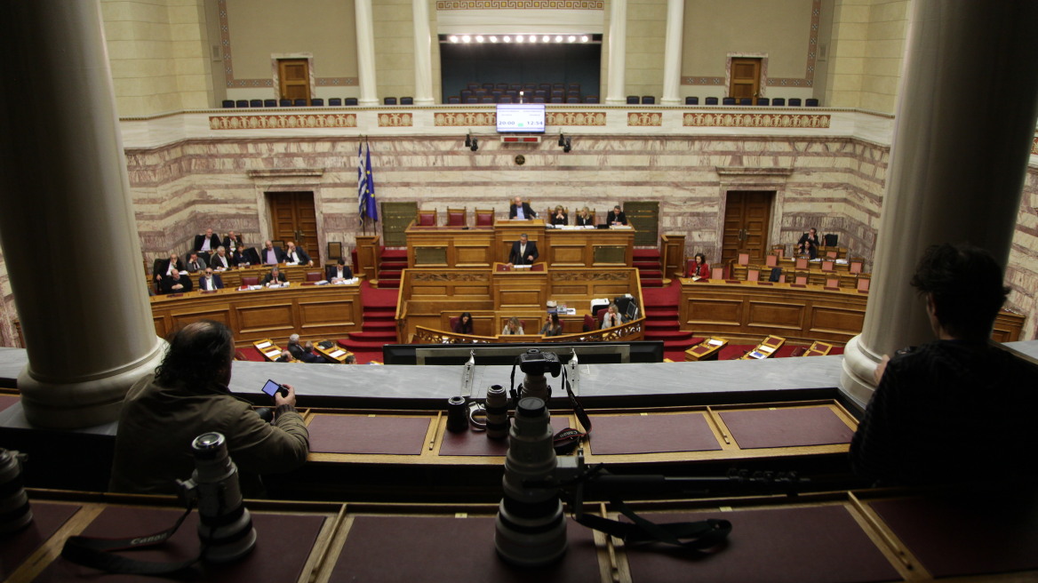 To... backstage της συζήτησης στη Βουλή: Τα πηγαδάκια, οι παρουσίες με νόημα, το Χωνί και ο Έβερτ
