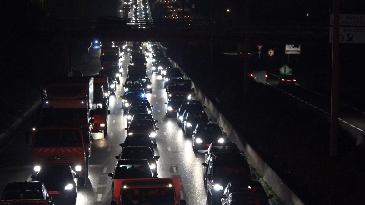 Βίντεο: Μποτιλιάρισμα σε όλη τη Γαλλία από την απεργία των ταξί